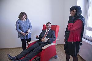 Der Bürgermeister testet den Pflegesessel