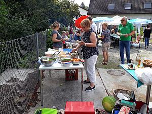 Verpflegung beim Sommerfest der Wohngruppen