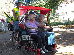 Zwei Fraue in der Rikscha