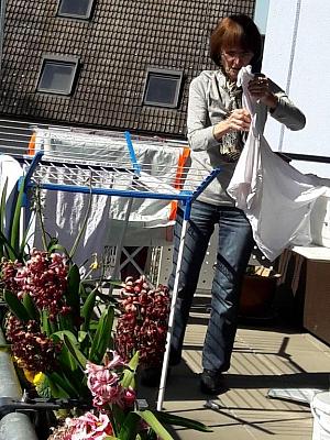 Wäsche aufhängen auf dem Balkon